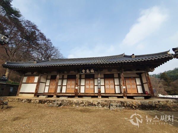 마곡사 매화당(梅花堂) 전각. 영산전 북쪽 옆에 ‘매화당(梅花堂)’ 이라는 전각이 있는데 이 매화당 전각은 현재 ‘태화선원’으로 쓰고 있다. ‘태화선원’은 그리 오랜 전통을 갖지는 못했지만 해마다 하안거와 동안거 기간 동안에는 조계종에서 이름난 고승과 수좌스님이 찾아와 정진을 하는 곳으로 유명하다. 매화당(梅花堂) 현판은 노봉 운필법으로 유명한 우송 민효식의 글씨라고 한다. 
