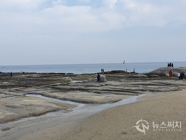 아야진해변의 거북바위. ‘아야진 마을’은 구전에 의하면 마을명을 ‘구암리(龜岩里)’라 불러 왔는데 아야진 등대가 위치한 바위가 거북처럼 생겼다고 하여 ‘구암리’라는 이름이 붙여졌다고 한다. 바위가 있는 아야진 해변에는 거북 바위 조형물도 복원되어 있다.