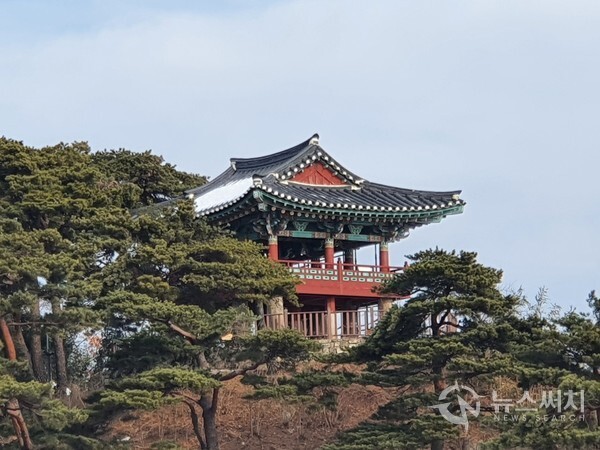 절벽 위에 우뚝 솟은 청간정. ‘청간정(淸澗亭)’은 관동팔경 중 하나이다. ‘청간정(淸澗亭)’은 강원도 고성군 토성면 청간리에 있으며 조선 중종 때인 16세기 전반에 청간정을 중수했다는 기록이 남아 있어서 그 이전에 건립된 것으로 추정된다. 그 뒤 청간정은 1884년 갑신정변 당시 불에 타버린 뒤 방치되었다가 1928년 재건하였고 1981년 해체, 복원하였다. ‘청간정(淸澗亭)’은 설악산에서 발원하여 동해로 흐르는 천진천과 동해가 만나는 구릉 절벽 위에 우뚝 솟아 있다.