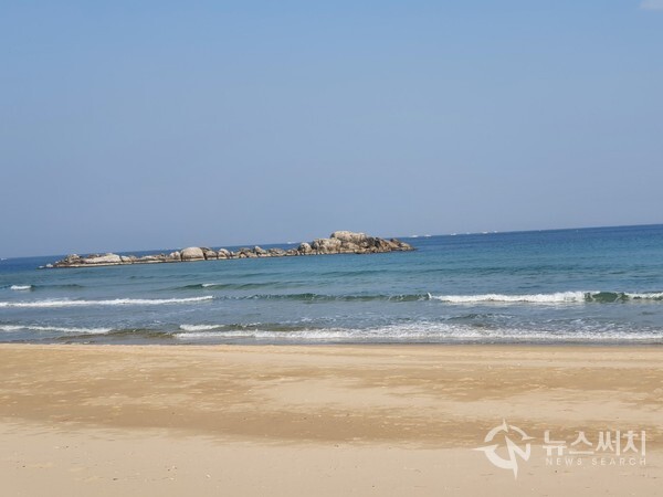  삼포해수욕장. 강원 고성군 죽왕면 삼포리에 삼포해수욕장이 있다. 삼포해수욕장은 해변을 붉게 수놓는 해당화와 울창한 소나무 숲의 빼어난 경관으로 유명한 곳이다. 삼포해수욕장 인근에는 콘도와 편의시설 등이 있어 많은 관광객들이 찾는 명소이며, 해파랑길 46코스의 종착점이자 47코스의 시작점이다.