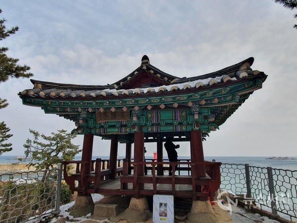 천학정. 강원 고성군 토성면 교암리 해변에 고성8경 중 하나인 '천학정'이 있다. 1931년에 건립된 정자로 천학정에서는 남쪽으로 청간정과 백도가 바라다보이고, 북쪽으로는 능파대가 가까이 있다.