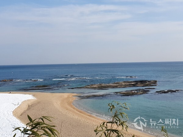 청간정에서 바라본 동해바다. ‘청간정(淸澗亭)’은 청간천과 동해바다가 만나는 구릉 위 절벽에 위치하고 있어서 동해바다가 한눈에 조망된다. 청간정에서 바라보는 해변과 바닷물에 반쯤 잠긴 바위, 짙은 파란 색의 동해 바다의 뒤섞인 풍경은 청간정(淸澗亭)이 관동팔경 중 하나에 속하는 이유를 넉넉히 알 수 있게 한다.