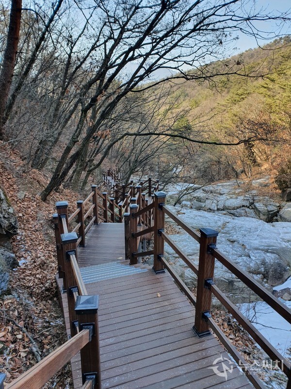 석림사계곡 데크산행로. 수락산 정상에서 기차바위를 통해 하산하면 석림사 계곡이 나온다. 석림사 계곡은 여름에는 수량이 많은데, 계곡 등산로는 나무데크로 정비되어 안전하고 즐거운 산행을 할 수 있다.