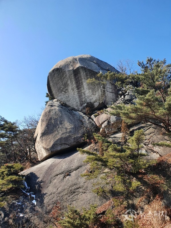 수락산 도솔봉. 노원골에서 우측 능선길을 따라 귀임봉에 오르고 귀임봉에서 수락산 주능선으로 합류하는 지점에 해발 538m 높이의 도솔봉이 있다.