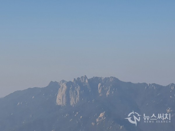 수락산 정상에서 바라본 건너편 도봉산. 수락산 정상인 주봉에서는 멀리 건너편 도봉산의 모습이 한눈에 조망된다. 다만 필자가 수락산 정상에 오른 때에는 미세먼지가 약간 있어 도봉산 모습이 뚜렷하지 않아서 아쉬웠다.