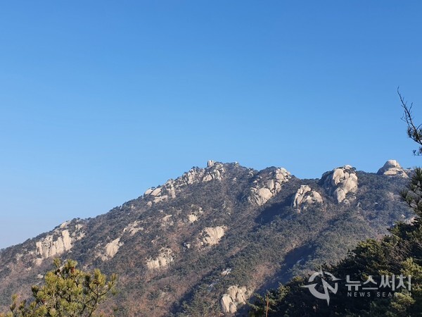수락산 주능선에 펼쳐진 바위들