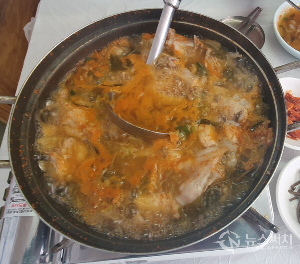 거진항 곰치국. ‘곰치’는 지역에 따라서는 ‘물메기’, ‘물텀벙’이라고도 하는데, 예전에는 곰치가 못생기고 살이 물러서 안 먹고 버렸다고 한다. 그러나 요즈음에는 국물이 시원하고 담백하며 비린내가 없고 살이 연하여 바닷가 최고의 해장국 재료로 꼽힌다. 곰치국은 밝게 끓여 먹기도 하고, 김치를 넣어 얼큰하게 끓여 먹기도 한다. 삼척에서 유명해지기 시작하여 지금은 동해안 항구에 곰치국이 널리 펴졌다. 거진항 식당에서도 얼큰하고 담백한 곰치국을 먹을 수 있다.