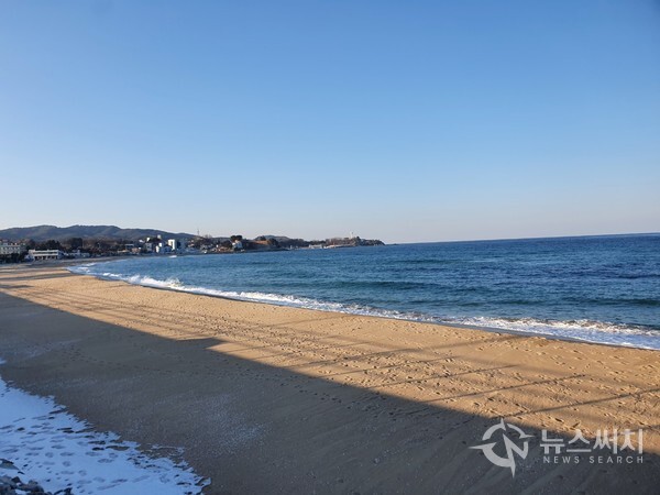 초도해수욕장. 강원 고성군 현내면 초도리에 ‘초도해수욕장’이 있다. 여름철에도 그리 사람이 많지 않아 한적한 시골의 여유를 느낄 수 있는 청정해수욕장 중 하나인 곳이다.