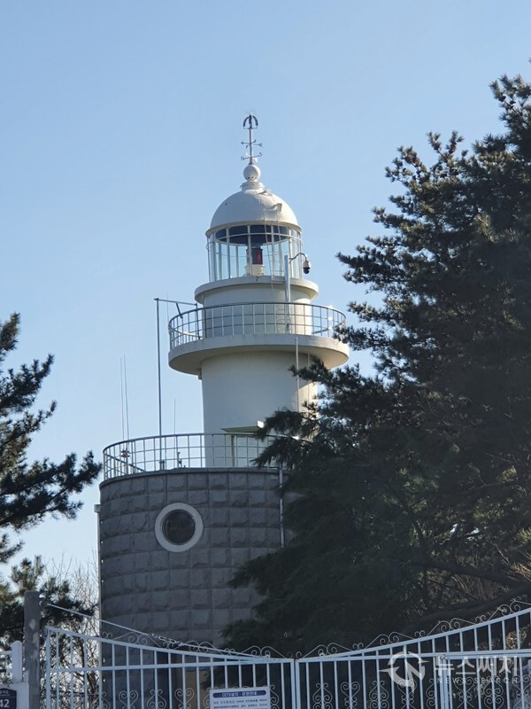 거진등대. 강원 고성군 거진읍 거진항이 내려다보이는 산등성이 위에 하얗게 우뚝 솟은 등대가 있는데 바로 ‘거진등대’이다. 예전에는 유인 등대였는데 지금은 체육공원과 해맞이 공원으로 새롭게 거듭나서 많은 관광객들이 휴식과 산책을 함께 하기 위해서 자주 찾는 명소로 알려지고 있다.