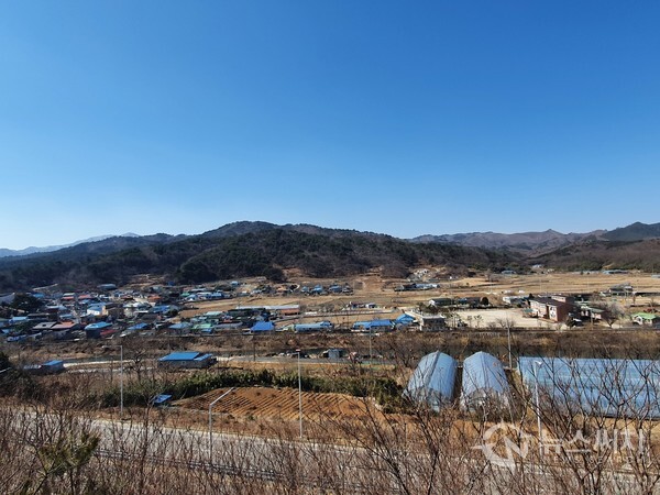 명파마을. 강원 고성군 현내면 명파리에 민통선 이남 민간인이 사는 최북단 마을인 ‘명파마을’이 있다. 인근에 논과 밭이 제법 있고 상당수 주민들이 거주하며 보건진료소와 최북단 학교인 명파분교 등이 있다.