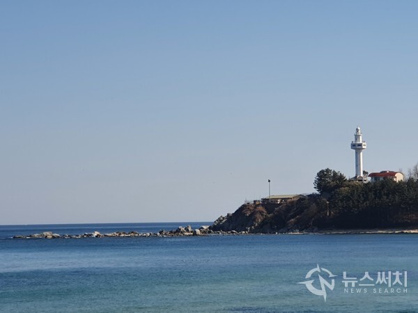 마차진해변에서 바라본 대진등대. 강원 고성군 현내면 마차진해변에서 남쪽 방향으로 동해바다를 비추는 ‘대진등대’가 도드라지게 보인다.