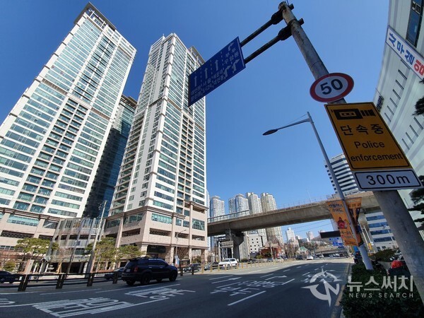 문현교차로. 부산 남구 우암동 산길을 북쪽 방향으로 넘어 내려가면 문현동에 이르게 되는데, 문현동 곱창골목을 지나 조금만 걸으면 부산 금융의 중심지 문현교차로에 이르게 된다. 남파랑길 1코스는 부산의 산동네를 지나기도 하고 부산 시내 비즈니스 중심지를 지나기도 하는데, 이와 같이 도시와 시골의 정서를 한꺼번에 체험할 수 있다.