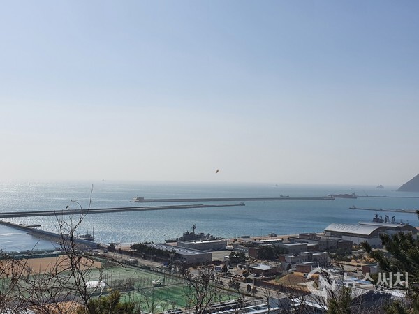 신선대에서 바라본 오륙도방파제. 부산 남구 용호동 신선대에서는 백운포와 해군 군사부두가 한눈에 조망된다. 부두에서 바다 쪽으로 ‘오륙도방파제’가 길게 자리잡고 있어 남해바다 높은 파도를 막아주고 있다.