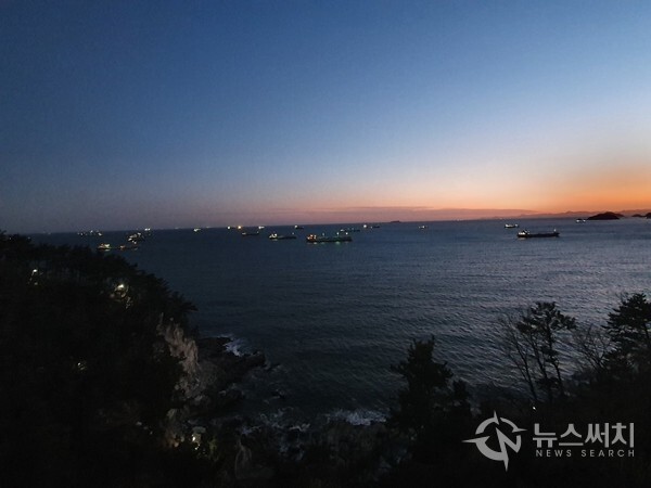 영도하늘전망대에서 바라본 남해바다 풍경. 필자가 ‘영도하늘전망대’에 도착한 때는 저녁 6시 40분이 조금 넘은 시간이었는데 대지가 약간 어둑어둑해진 상황에서 수평선과 마주친 하늘의 석양이 약간 붉은 빛으로 물들기 시작하고 있었고 짙푸른 코발트의 바다색이 바다를 지나가고 있는 배들이 뿜어내고 있는 하얀 불빛과 섞여 최고의 풍경을 자아내고 있었다. 