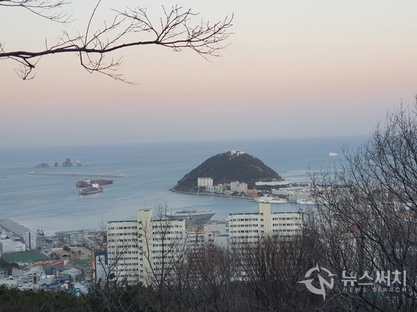 봉래산 둘레길에서 바라본 동삼동 조도 풍경. 부산 영도구 봉래산 둘레길에서는 부산 영도섬 곳곳이 한눈에 조망된다. 봉래산 둘레길 전망명소에서는 태종대 입구 한국해양대학교가 자리 잡고 있는 ‘조도’ 등의 풍경도 한눈에 조망되며, 그 바로 왼쪽에 오륙도 방파제와 오륙도 섬들도 보인다.