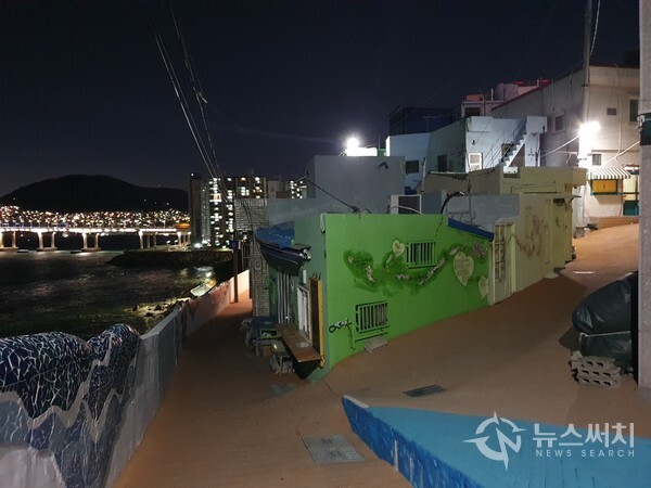 영도 흰여울 문화마을. 요즘 부산의 최고 핫플레이스 중 한 곳으로 떠오르고 있는 곳이 영도구 영선동 ‘흰여울 문화마을’이다. ‘흰여울 문화마을’은 6.25전쟁 때 부산에 온 피난민들이 모여 살기 시작한 영도의 해안가 좁은 산비탈에 자리잡고 있는 마을이었는데, 이곳에 문화마을이 조성되어 마을 곳곳에 분위기 있는 음식점과 카페, 기념품 가게 등이 우후죽순 들어서 있어 독특한 분위기를 자아내고 있다.