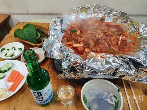 자갈치시장 인근 산꼼장어구이. 부산 남포동 자갈치시장 인근에는 맛있는 먹거리가 많기로 유명한데, 그 중 하나가 산꼼장어구이다. 부산지역 소주를 반주로 곁들인 산꼼장어구이는 최고의 별미 중 하나다. 