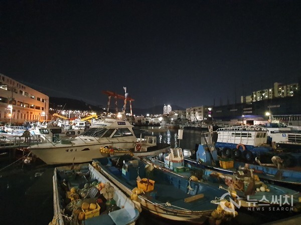 영도구 남항 포구의 봄밤 저녁 풍경. 부산 영도구 서북쪽은 남항동과 대교동이다. 이곳은 영도 남항 포구가 자리 잡고 있으며, 남항 포구 옆 대교동에는 ‘깡깡이예술마을’이 있어 많은 여행객들이 들리는 곳이다.