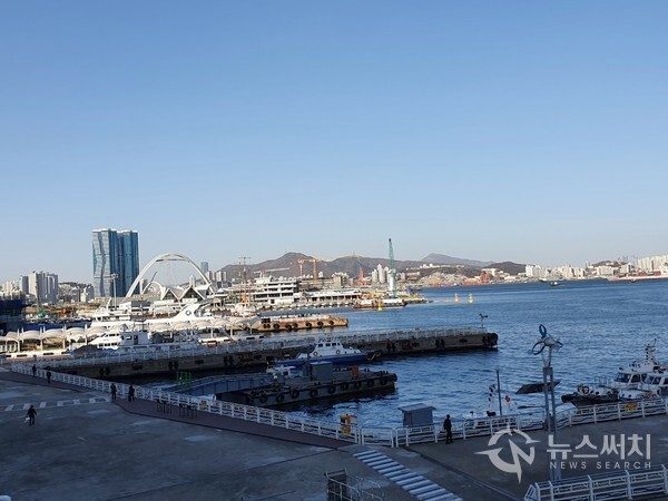 부산항 포구 풍경. 남파랑길 2코스는 부산 동구 초량동 부산역에서 출발하여 영도섬으로 가게 되는데 그 길 중간에 부산항 부두를 지나게 된다. 지금은 부산항이 규모가 상당히 커져 남항, 북항, 8부두, 신선대 부두, 감만부두, 감천부두 등 여러 곳의 부두가 있지만 지금도 부산역 뒤편에서 영도섬 사이에 있는 1부두와 2부두가 부산항의 중심부라고 할 수 있다.  