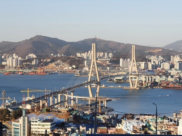 부산 청학동 해돋이전망대에서 바라본 부산 풍경. 영도구 청학동 봉래산 둘레길 도중에 ‘해돋이전망대’가 있다. 전망대 건물 아래층에는 분식집과 카페가 있고 건물 옥상에 전망대가 있다. ‘해돋이전망대’에서는 영도 청학동 일대, 청학동에서 남구 감만동을 연결하는 부산항대교 등이 가까이 조망되며 멀리 황령산 등의 모습도 보인다. 또한 부산항대교 아래 바다를 통과하는 배들과 항구에 정박해 있는 컨테이너 화물선 등 부산항과 부산 남구, 동구, 영도구의 풍경이 한눈에 펼쳐진 장관을 볼 수 있어 청학마루 해돋이전망대는 부산의 최고 조망명소 중 한 곳으로 꼽힌다.