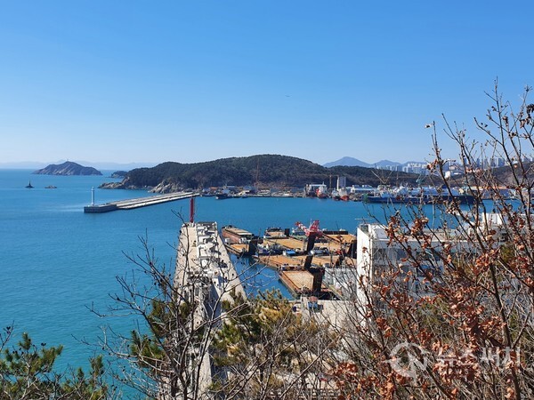 암남공원 산책로에서 바라본 감천항. 암남공원 산책로를 걷다보면 ‘두도’를 지나 북쪽 방향으로 사하구 감천동을 향해 길이 이어진다. 산책로를 걷다보면 좌측으로 ‘감천항’이 한눈에 조망된다.