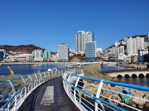 송도구름산책로. 부산 서구 암남동에는 송도해수욕장으로 유명한 송도해변이 있다. 송도해변 앞에는 거북섬이 있는데, 송도해변과 거북섬을 연결해서 ‘송도구름산책로’가 조성되어 있다. ‘송도구름산책로’를 걷다보면 바다 위를 걷는 착각에 빠지며 바다와 해변, 바위와 파도가 서로 부조화 속에서 조화를 이루는 체험을 만끽할 수 있다.