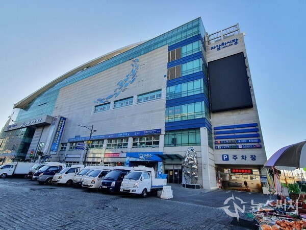 부산자갈치시장. 부산 중구 남포동에는 ‘국제시장’, ‘부평깡통시장’과 함께 부산을 대표하는 전통시장인 ‘자갈치시장’이 있다. ‘자갈치시장’은 자갈치 아지매로 상징되는 한국의 대표적인 어시장으로 부산의 관광 명소 중 하나이며, 생선회와 건어물을 비롯한 다양한 해산물을 만날 수 있다.