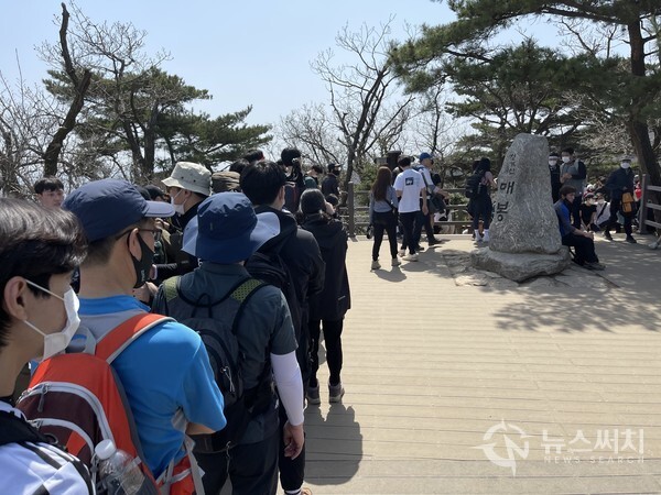 ▲청계산을 찾은 등산객들이 매봉 비석에서 사진 촬영을 위해 줄지어 서있다.