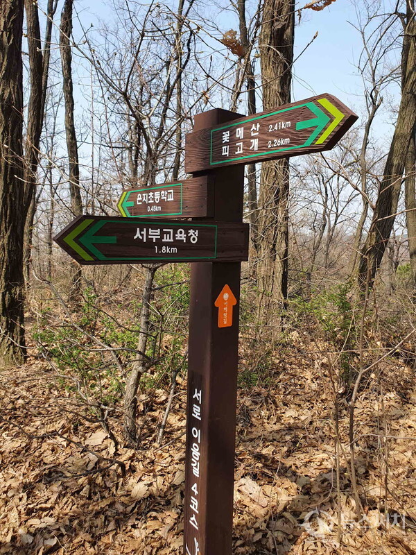 서로이음길 4코스 이정표. 피고개에서 인천 서구 검암동으로 연결되는 산길은 서해랑길 97코스의 일부이기도 하지만 인천 서구에서 조성한 ‘서로이음길 4코스’이기도 하다. ‘서로이음길’은 인천시 서구가 조성한 완만하며 편안하고 호젓하게 걸을 수 있는 둘레길이다.