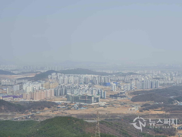 계양산 정상에서 바라본 검단신도시. 계양산이 있는 인천 계양구, 서구 등 인근에 딱히 높은 산이 없어서 계양산 정상에서는 북쪽으로 인천 서구 검단신도시가 한눈에 조망된다. 검단신도시는 2018년부터 입주가 시작되었고 북쪽으로 김포시 장릉 앞쪽까지 연결되는데, 최근 김포 장릉 앞에 지어지는 검단신도시의 일부 아파트가 문화재청의 허가를 받지 않고 불법으로 착공되었다는 논란에 휩싸여 있다.