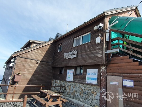 장터목대피소. 지리산 해발 1,653m 높이에 ‘장터목’이 있다. ‘장터목’은 경남 산청군 시천면 사람들과 함양군 마천면 사람들이 옛날 서로 물건을 사고 팔던 장이 서던 곳이라서 이러한 이름이 붙여졌다고 한다. 이 장터목에 1971년 ‘지리산산장’이란 이름으로 시작한 장터목대피소는 지금은 지리산 천왕봉을 등산하려는 사람들이 널리 이용하는 하늘 아래 첫 대피소로 유명하다. 장터목대피소에서는 북쪽으로 함양군 시천면 백무동의 풍경이 한눈에 조망되며, 서쪽 세석대피소 방향으로는 촛대봉, 연하봉 등 셀 수 없이 펼쳐진 산봉우리들이 파노라마처럼 조망된다.