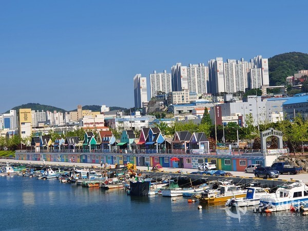 부네치아 장림항. ‘장림항’은 낙동강 하구에 있는 소담한 어항으로 기존의 어항을 정비함과 동시에 이국적인 테마거리 및 형형색색의 독특한 건물들이 조화를 이뤄 이탈리아 베네치아의 무라노섬과 닮았다고 하여 ‘부네치아(BUNEZIA)’라고 불리게 되었다.