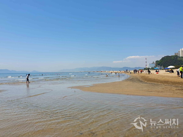 다대포해수욕장. 몰운대 북서쪽에 낙동강 하구와 바닷물이 만나는 곳에 ‘다대포해수욕장’이 있다. 낙동강 상류에서 실려 온 양질의 모래밭과 완만한 경사, 얕은 수심과 따뜻한 수온으로 널리 알려진 피서지이며, 주변에 숙박시설과 식당 등의 편의시설이 갖추어져 있다.