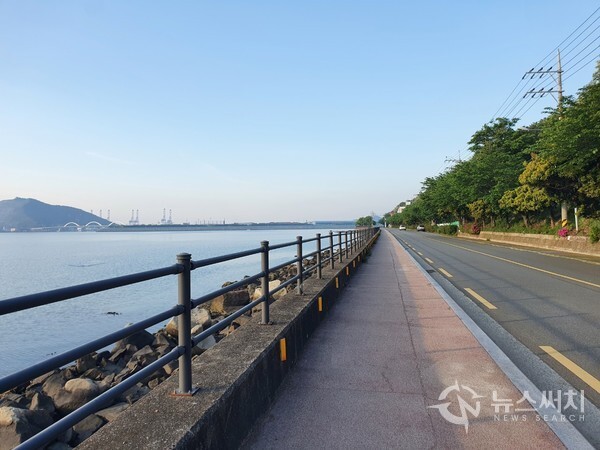 영길만 해안도로. 창원시 진해구 안골포 안쪽 웅동쪽으로 들어간 만(灣)을 ‘영길만’이라고 한다. 과거에는 영길만 인근이 많은 황포돛배와 어선들로 붐비던 곳이었으나, 그 뒤 영길만 일대의 바다 일부가 매립되어 ‘마천산단’이 들어섰고 최근에는 부산신항 진해지구 건설로 인해 다른 많은 부분도 매립되어 지금은 영길만이 조그마한 호수같은 바다 아닌 바다가 되어 버렸다. 영길만 해안도로에는 옛날 황포돛배의 추억이 담긴 ‘황포돛대 노래비’가 조성되어 있다.