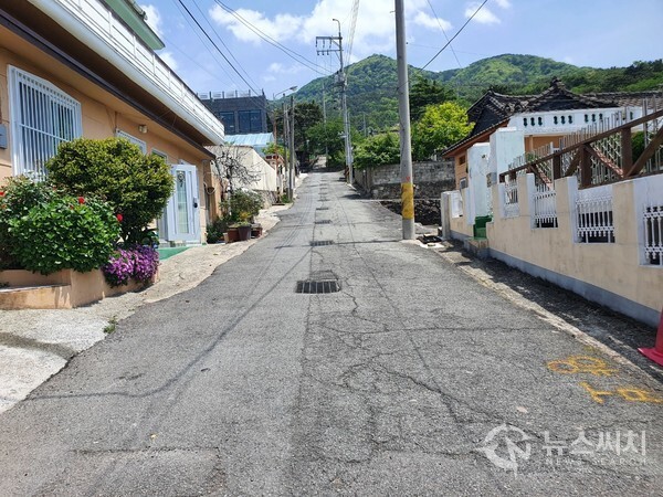 진해구 장천동 상리마을. 남파랑길 7코스 끝부분에는 경사진 기슭에 자리잡고 있는 시골풍의 마을이 있는데 바로 장천동 ‘상리마을’이다. 상리마을을 지나 동쪽방향에 진해 천자봉, 진해드림파크 등이 있다. 상리마을 입구를 지나 길을 건너 천자봉 방향 산길로 접어들면 남파랑길 8코스가 시작된다.