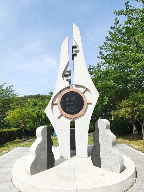 삼포로 가는 길 노래비. 창원시 진해구 제덕동 제덕선착장 등을 지나 명동 들길인 명제로 들길을 걷다보면 도로변에 ‘삼포로 가는 길’ 노래비가 조성되어 있다. 노래비는 삼포마을 입구에 있는데 가수 강은철이 1984년에 부른 노래 ‘삼포로 가는 길’에서 말하는 ‘삼포’가 바로 창원시 진해구 명동 삼포마을을 말하는 것이다. ‘삼포로 가늘 길’은 배따라기로 유명한 가수 겸 작사•작곡가 이혜민이 작사•작곡한 노래이다. 이혜민은 1970년대 후반 삼포마을에 여행을 왔다가 마을 풍경에 반해 ‘삼포로 가는 길’ 노랫말을 썼다고 한다. 삼포로 가는 길 노래비 공원에는 버튼을 누르면 ‘삼포로 가는 길’ 노래를 들을 수 있는 장치가 설치되어 있어 아스라한 추억을 자아내게 한다.