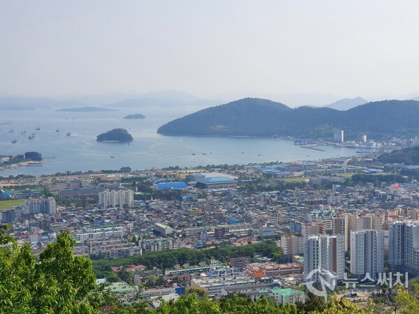 안민고개 휴게소에서 바라본 진해시내 풍경. ‘천자봉 해오름길’을 벗어나 안민도로에 접어들면 바로 도로변에 있는 ‘안민고개 휴게소’가 있다. 안민고개 휴게소에서는 산 아래 진해 경화동 거리, 해군교육사령부, 진해루 해변공원, 대죽도 등이 한눈에 조망된다. 