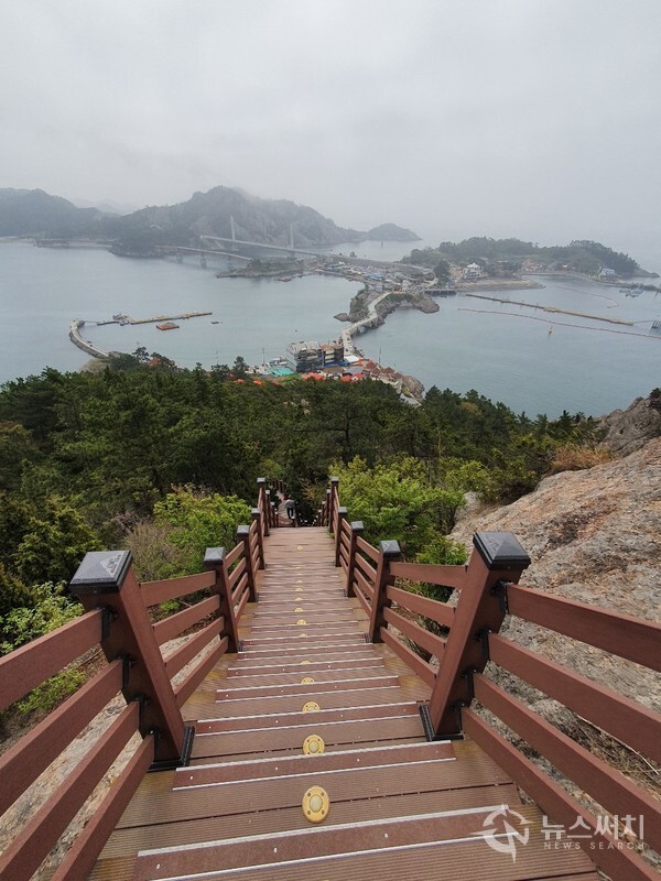 대장봉 하산 데크계단길. 대장봉 정상에서 ‘장자 할매바위’쪽 방향으로 나무데크 계단으로 조성된 하산길이 있다. 이 데크계단을 내려오다 보면 발 아래 장자도와 선유도가 보이며 장자대교와 장자교, 인근 서해바다가 한 눈에 펼쳐진 환상적인 풍경을 볼 수 있다.