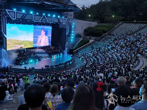 ▲임창정이 18일 전주 한국소리문화의전당 야외공연장에서 2022전국투어 'MULTIVERSE' 공연을 하고 있다.