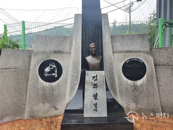 고(故) 김주열 열사 흉상. 창원시 마산합포구 산호동에 ‘마산용마고’가 있다. ‘마산용마고’는 원래 ‘마산상업고등학교’였는데 2001년 인문계 고등학교로 전환하면서 교명을 변경하였다. 마산상고는 고교야구로도 유명하였지만, 일제시대인 1922년에 마산공립상업학교로 설립된 역사와 전통을 자랑하는 학교이다. ‘마산상고’하면 4.19혁명의 시발점인 3.15 마산의거 때 경찰의 최루탄에 사망한 고(故) 김주열 열사의 모교로도 유명하다. 고(故) 김주열 열사는 전북 남원 출신으로 당시 명문 마산상고에 갓 입학한 학생이었는데 1960년 3월 15일 경찰의 발포로 사망한 뒤 시신이 발견되지 않다가 실종 27일 만인 4월 11일 마산중앙부두 앞바다에서 최루탄이 눈에 박힌 채로 발견되어 큰 충격을 주었고 이것을 계기로 이승만 정부의 3.15 부정선거를 규탄하는 시위가 전국적으로 확산되어 4.19혁명을 촉발하기에 이르렀다. 마산용마고 정문 옆에는 김주열 열사 흉상이 있는데, 흉상 왼편에는 최루탄이 박힌 채 발견된 모습이, 오른편에는 “영원한 민주횃불 김주열”이라는 글이 새겨져 있다. 