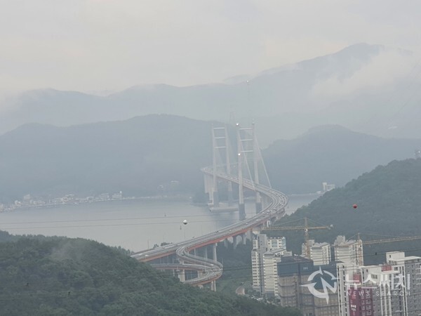 5청량산 임도 전망정자에서 바라본 마창대교. ‘마창대교’는 창원시 마산합포구 가포동과 창원시 성산구 귀산동을 잇는 다리로서 길이 1.7km의 왕복 4차로의 사장교인데 2008년 개통되었다. 창원시내에서 가장 큰 대교로 야경이 멋있기로 유명하다. 청량산 임도 전망정자에서는 마창대교와 인근 바다의 풍경이 한눈에 조망된다.