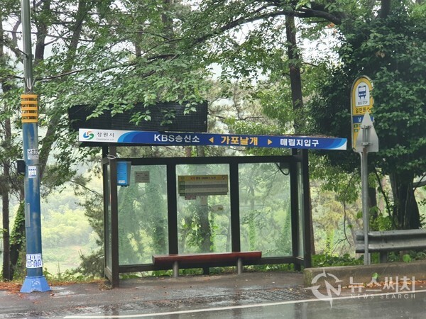 가포날개 버스정류장. 창원시 마산합포구 가포본동 남쪽에 ‘가포날개마을’이라는 조그마한 어촌마을이 있다. 이 마을은 폭이 크지 않은 만에 접해 있는데 횟집과 민가 등이 산재해 있다. 마산합포구 가포동과 덕동을 연결하는 가포로 중간에 가포날개 버스정류장이 있는데 버스정류장에서 내려서 가포날개마을로 가기 위해서는 10여분 정도 바닷가로 걸어 내려가야 한다.