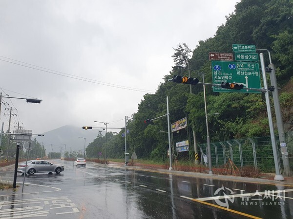 덕동삼거리. 마산합포구 덕동마을과 창원시하수도사업소를 지나 서쪽으로 가다보면 덕동삼거리가 나온다. 덕동삼거리에서 남쪽으로 가면 유산교가 나오고 이 유산교를 지나면 구산면 유산리에 접어들게 된다. 