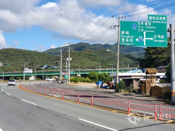 암아교차로. 경남 창원시 마산합포구 진전면 근곡리에 2번국도, 77번국도, 삼진의거대로가 교차하는 ‘암아교차로’가 있는데 이곳이 남파랑길 11코스의 종착점이자 12코스의 시작점이다.