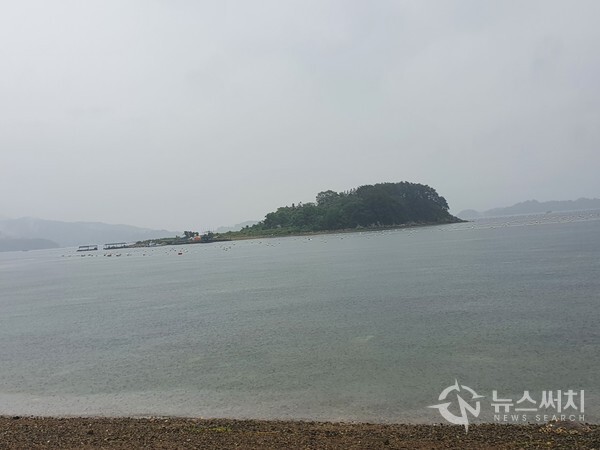 다구해변에서 바라본 죽도. 경남 창원시 마산합포구 진동면 다구리는 ‘다구항’이라는 조그마한 어항이 있다. 다구항 선착장 바로 앞에는 ‘죽도’라는 무인도가 있다. 다구항과 죽도 인근에는 어족자원이 풍부하고 양식업 등이 활발히 이루어지고 있다.