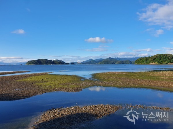 진동만 해변과 바다. 경남 창원시 마산합포구 진동면 광암항에서 진동면 중심부인 진동리에 이르는 해변이 바로 진동만 해변이다. 진동만 해변에는 ‘요장해안길’이라는 해안둘레길이 조성되어 있는데, 요장해안길을 걸으면서 보는 진동만 해변과 바다의 아름다운 풍경은 말로 형언 할 수 없을 만큼 아름답다. 진동만 해변길은 “한국의 아름다운 길” 중의 하나로 선정되어 있다.