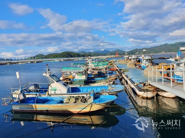 광암항. 경남 창원시 마산합포구 진동면 요장리 광암해수욕장 바로 옆에 ‘광암항’이라는 어항이 있다. 광암항은 진동만 입구에 자리잡고 있는데 많은 어선들이 정박해 있다. 광암항 포구에는 많은 횟집이 자리잡고 있고 창원서부수협과 냉동냉장창고, 해양경찰서 파출소, 경남조종면허시험장 등 여러 기관들이 위치 해있다.