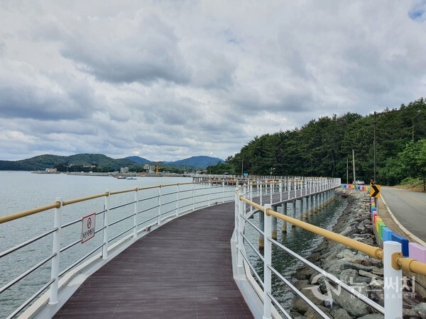 당항만둘레길 해상보도교. ‘당항만둘레길’은 임진왜란 당시 왜선 57척을 격파시키고 승전고를 올린 충무공 이순신 장군의 해전지인 당항포(당항만)에 조성된 둘레길이다. ‘당항만둘레길’은 무지개 빛깔로 칠해져 있는 도로 방호벽 옆 해변에 조성된 둘레길로 일부 구간에는 해상보도교가 설치되어 있어 바다 위를 걷는 독특한 체험을 하면서 트레킹을 즐길 수 있다. ‘당항만둘레길’의 해상보도교를 걷다 보면 당항만의 잔잔한 바다풍경과 바람을 온몸으로 만끽할 수 있다.