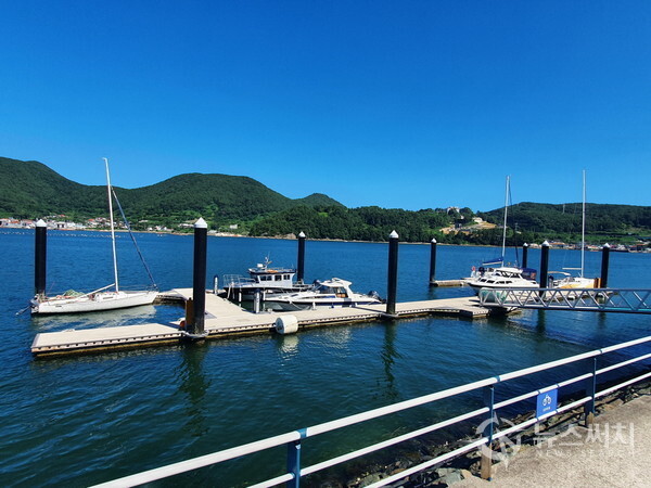 죽림해변 요트선착장. 죽림신도시 해변 곳곳에는 요트 선착장, 물놀이 시설 등이 있어서 다양한 수상레저를 즐길 수 있다. 