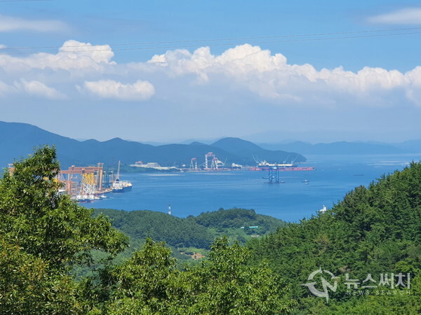 공얄등산 임도 정상에서 바라본 성동조선과 고성군 동해면 장좌리 조선소. 통영시 광도면 안정리와 우동리 경계에 ‘공얄등산’이 있다. ‘공얄등산’은 해발 244m 정도의 높지 않은 산이지만 임도는 제법 꼬불꼬불하게 굽이가 있고 산 정상에서는 통영 광도면 해안과 마을이 한눈에 조망된다. 광도면 안정리 호암2길 입구에서 제법 긴 S자 모양 임도를 30여분 이상 걸어 올라가면 공얄등산 임도 정상에 다다르게 된다. 공얄등산 임도 정상에서는 북쪽으로 통영 광도면 황리에 있는 성동조선 뿐만 아니라 고성군 동해면 장좌리 조선특구에 있는 조선소도 한눈에 조망된다.